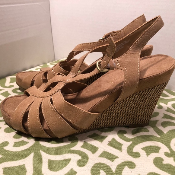 aerosoles plush wedge